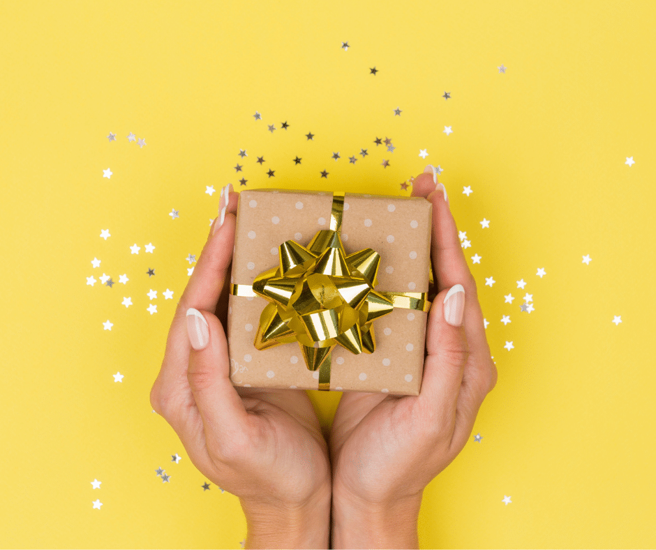 Wedding Gift Etiquette Rules & Tips 2025
