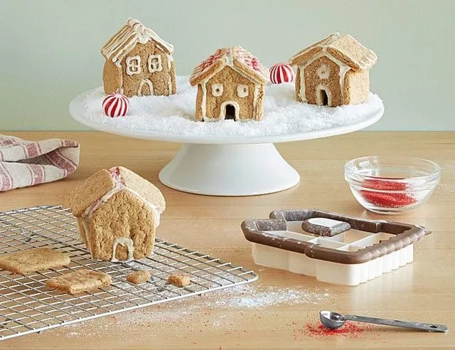 Easy DIY Gifts 2023: Christmas Gingerbread House Village 2023